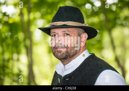 Mann mit bayerischen traditionellen schwarzen Hut im Wald Stockfoto