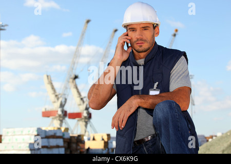 Vorarbeiter mit Radio vor Ort zu kommunizieren Stockfoto