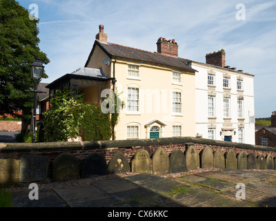 Hügel, hinter der Mauer der Kirche von St John Church in Knutsford Cheshire UK gesehen Stockfoto