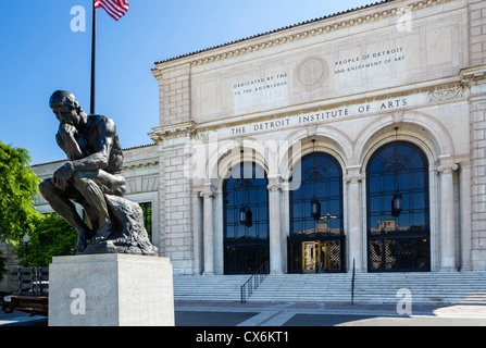 Rodins Skulptur "Der Denker" vor das Detroit Institute of Arts, Detroit Cultural Center, Detroit, Michigan, USA Stockfoto