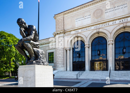 Rodins Skulptur "Der Denker" vor das Detroit Institute of Arts, Detroit Cultural Center, Detroit, Michigan, USA Stockfoto