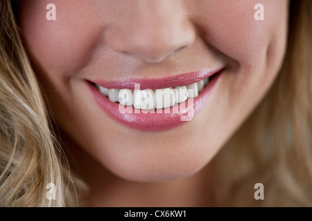 Ein Junge Womans Mund, Lächeln, Nahaufnahme Stockfoto