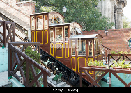 Standseilbahn mit Passagieren an Bord warten darauf, von der Talstation in Budapest fahren bergauf zu Fishermans Wharf Stockfoto