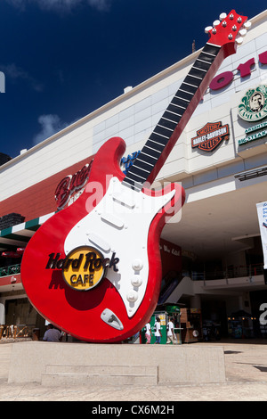 Melden Sie sich an der riesigen Gitarre Werbung The Hard Rock Cafe vor Forum von Sea Shopping Plaza, Cancun, Mexiko Stockfoto