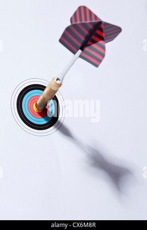 Ein Pfeil in das Auge des Stiers, der ein Miniatur-Bogenschießen-Ziel stecken Stockfoto