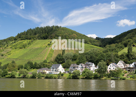 Blick auf Bullay, eine Kleinstadt an der Mosel in Deutschland Stockfoto