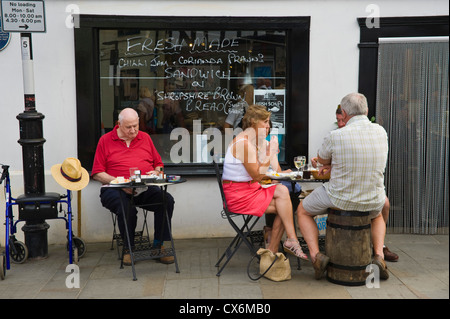 Menschen Sie Essen außerhalb Fischrestaurant in Ludlow Food Festival 2012 Ludlow Shropshire England UK Stockfoto