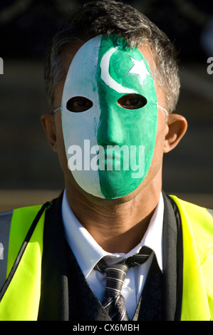 Pakistan-Gesichtsmaske bei einer Stop-Drohne-Angriffe in Pakistan Demonstration in Bradford im September 2012 Stockfoto