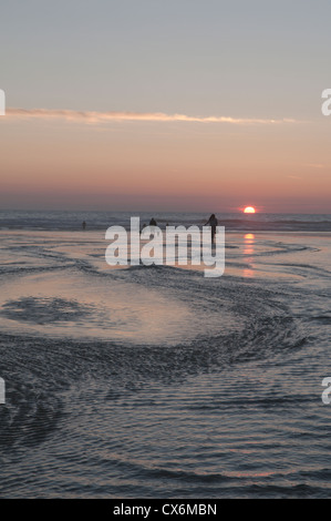 Am Strand über Kapelle Rock in Perranporth, Cornwall, UK. Sonnenuntergang. Juli. Flut heraus. Stockfoto