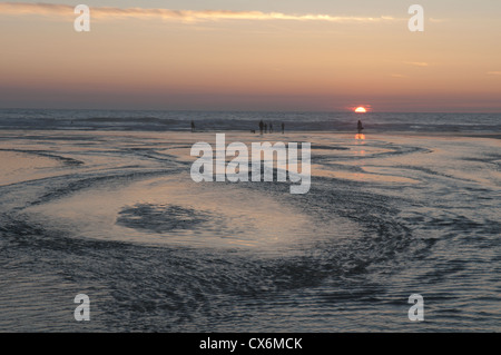 Am Strand über Kapelle Rock in Perranporth, Cornwall, UK. Sonnenuntergang. Juli. Flut heraus. Stockfoto