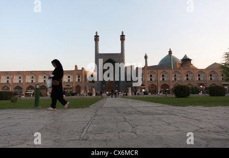 Frau trägt Hejab in in von Imam-Moschee in Naghsh-i Jahan Quadrat in Isfahan, Iran Stockfoto