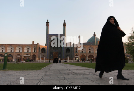 Frau trägt Hejab in in von Imam-Moschee in Naghsh-i Jahan Quadrat in Isfahan, Iran Stockfoto