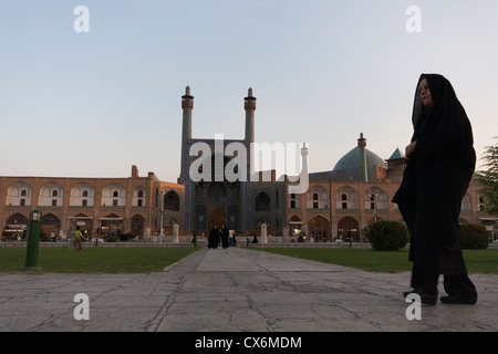 Frau trägt Hejab in in von Imam-Moschee in Naghsh-i Jahan Quadrat in Isfahan, Iran Stockfoto