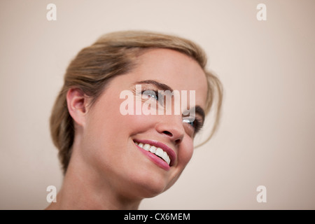 Eine junge Frau wegschauen, Lächeln Stockfoto