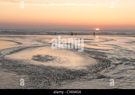 Am Strand über Kapelle Rock in Perranporth, Cornwall, UK. Sonnenuntergang. Juli. Flut heraus. Stockfoto