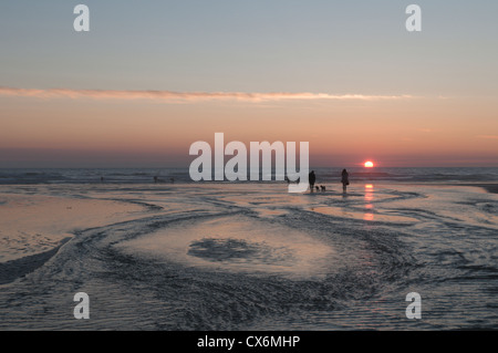 Am Strand über Kapelle Rock in Perranporth, Cornwall, UK. Sonnenuntergang. Juli. Flut heraus. Stockfoto