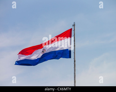 Die paraguayische Flagge weht über den Palacio de López in Asunción, Paraguay. Stockfoto