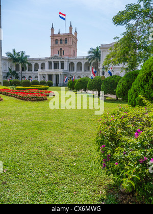 Die paraguayische Flagge weht über den Palacio de López in Asunción, Paraguay. Stockfoto