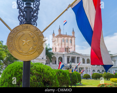 Die paraguayische Flagge weht über den Palacio de López in Asunción, Paraguay. Stockfoto