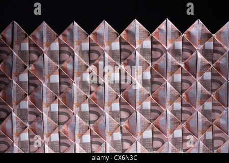 Zehn Euro-Banknoten in Rauten gefaltet und verwoben Stockfoto