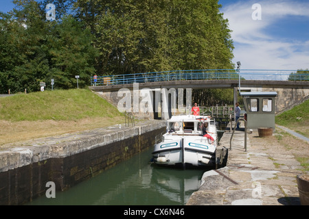 Canal Lateral a la Garonne (Canal du Midi) in der Nähe von Castets En Dorthe, Gironde, Frankreich Stockfoto