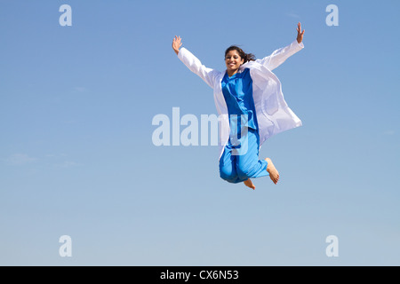 fröhliche junge Ärztin hoch springen Stockfoto
