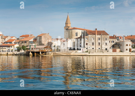 ein Blick auf Umag Stadt aus dem Meer Stockfoto