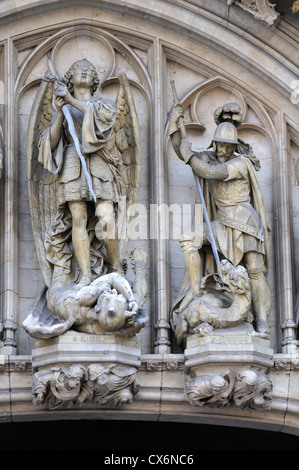 Brüssel, Belgien. Die Grand Place. Rathaus / Hotel de Ville. Fassade detail St Michael Satan, St George tötet den Drachen erschlagen Stockfoto
