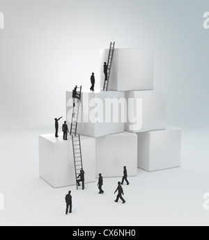 Kleine Menschen besteigen von Leitern, um an die Spitze. Teamarbeit-Konzept Stockfoto