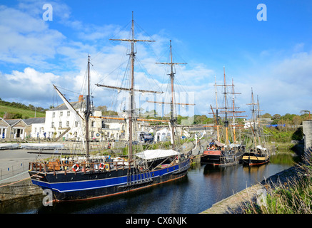 Großsegler im historischen Hafen von Charlestown, Cornwall, UK Stockfoto