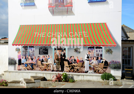 Die "China-Cafe' malte eine Wandbild auf der Giebelseite eines Gebäudes im Zentrum Stadt von Austell, Cornwall, UK Stockfoto