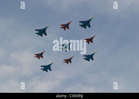 Russische Kämpfer Flugzeuge Su-27 und MiG-29 über dem Roten Platz bei Siegesparade durchführen Stockfoto