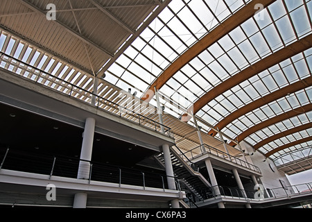 Kuppel mit zwei moderne Gebäude Stockfoto