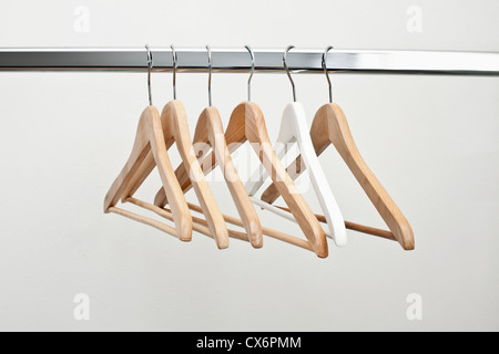 Reihe von Kleiderbügel Stockfoto