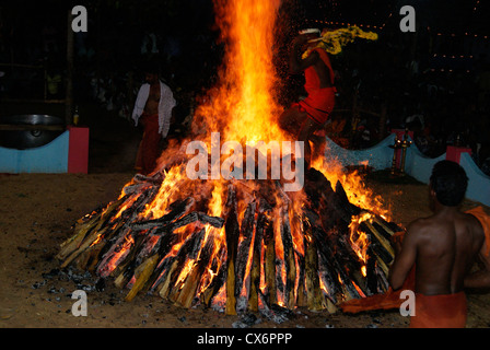 Feuer-Walking oder Feuerritual Tanz Tempel namens Agnikavadi Agnikavady Agnikkavady im Rajarajeswari-Tempel in Kerala Indien Stockfoto