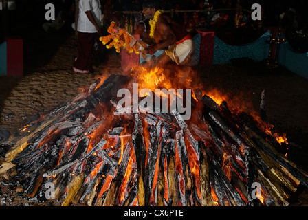 Agni Kavadi / Agnikavadi Walking Tempel Nacht Feuerritual in Kerala,India.FIre Walker Anhänger über riesige hölzerne Grube Feuer gehen Stockfoto