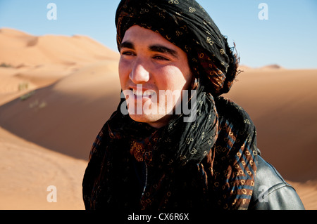 Ein junger Berber Mann lächelnd in die Sahara Stockfoto