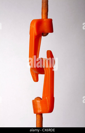 Eine orange Haken an einem Seil ziehen ein weiterer Haken an einem Seil befestigt Stockfoto