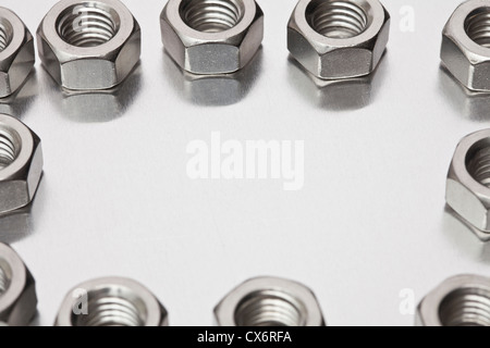 Metall-Nüssen in einem Kreis angeordnet Stockfoto