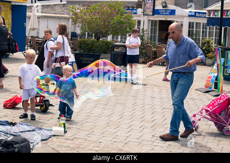 Leute, die Spaß mit großen Seifenblasen. 25 Mai 2012, Kasematten Square, Gibraltar, Großbritannien. Stockfoto