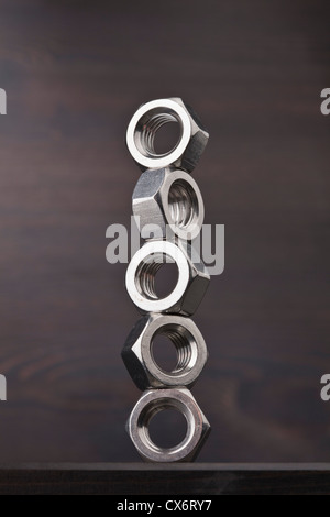 Ein Stapel von fünf Metall-Muttern Stockfoto