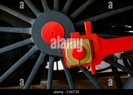 Nahaufnahme Detail eine 1800 Dampflok schwarz Rad mit roter Nabe und Pleuel in Asunción, Paraguay. Stockfoto