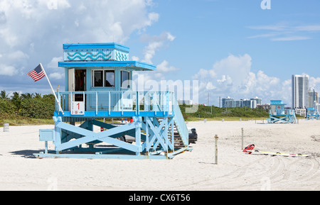 Rettungsschwimmer-Turm am einsamen Strand, Haulover Beach, Miami-Dade County, Florida, USA. Stockfoto