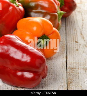Bunte Paprika auf hölzernen Hintergrund Stockfoto