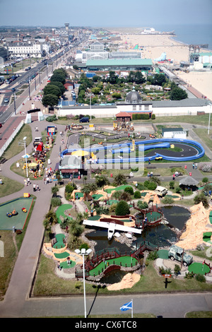 Ein Blick entlang der Strandpromenade von Great Yarmouth aus dem Süden in Richtung Britannia Pier in der Nähe der Spitze des Bildes. Stockfoto