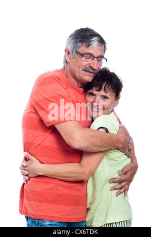Porträt des mittleren gealterten Brautpaar umarmt, isoliert auf weißem Hintergrund. Stockfoto