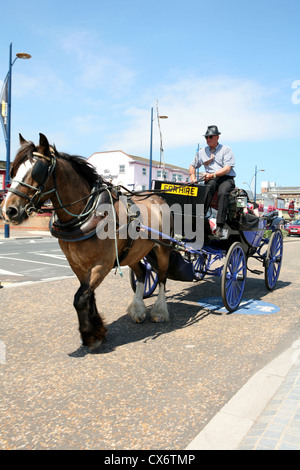 Eines offenen Landau-Wagen zu mieten am Strand von Great Yarmouth, Norfolk, England Stockfoto