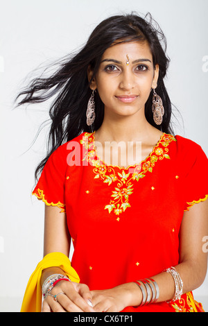 schöne indische Frau tragen traditionelle Sari Studioportrait Stockfoto