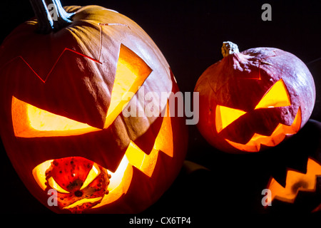 Close-up zwei Kürbisse für Halloween auf schwarzem Hintergrund Stockfoto