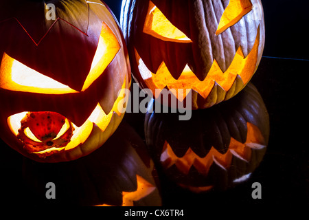 Nahaufnahme von zwei Kürbisse für Halloween Stockfoto